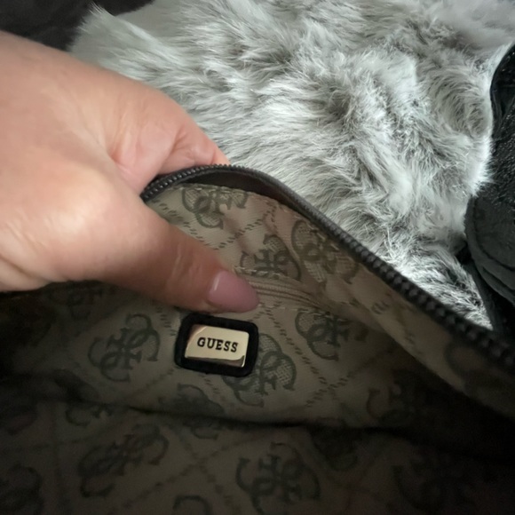 Guess wristlet/clutch - Picture 5 of 7